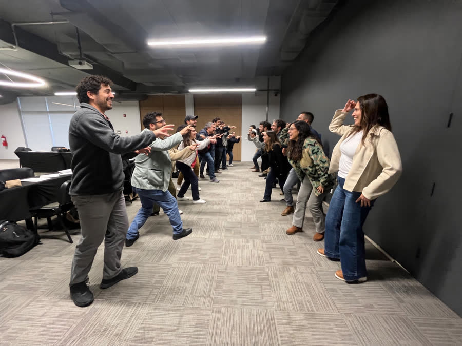 Dos filas de participantes frente a frente realizando una dinámica de activación corporal