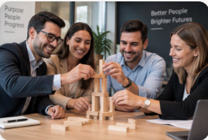 Equipo construyendo una torre de bloques de madera durante un desafío de grupo